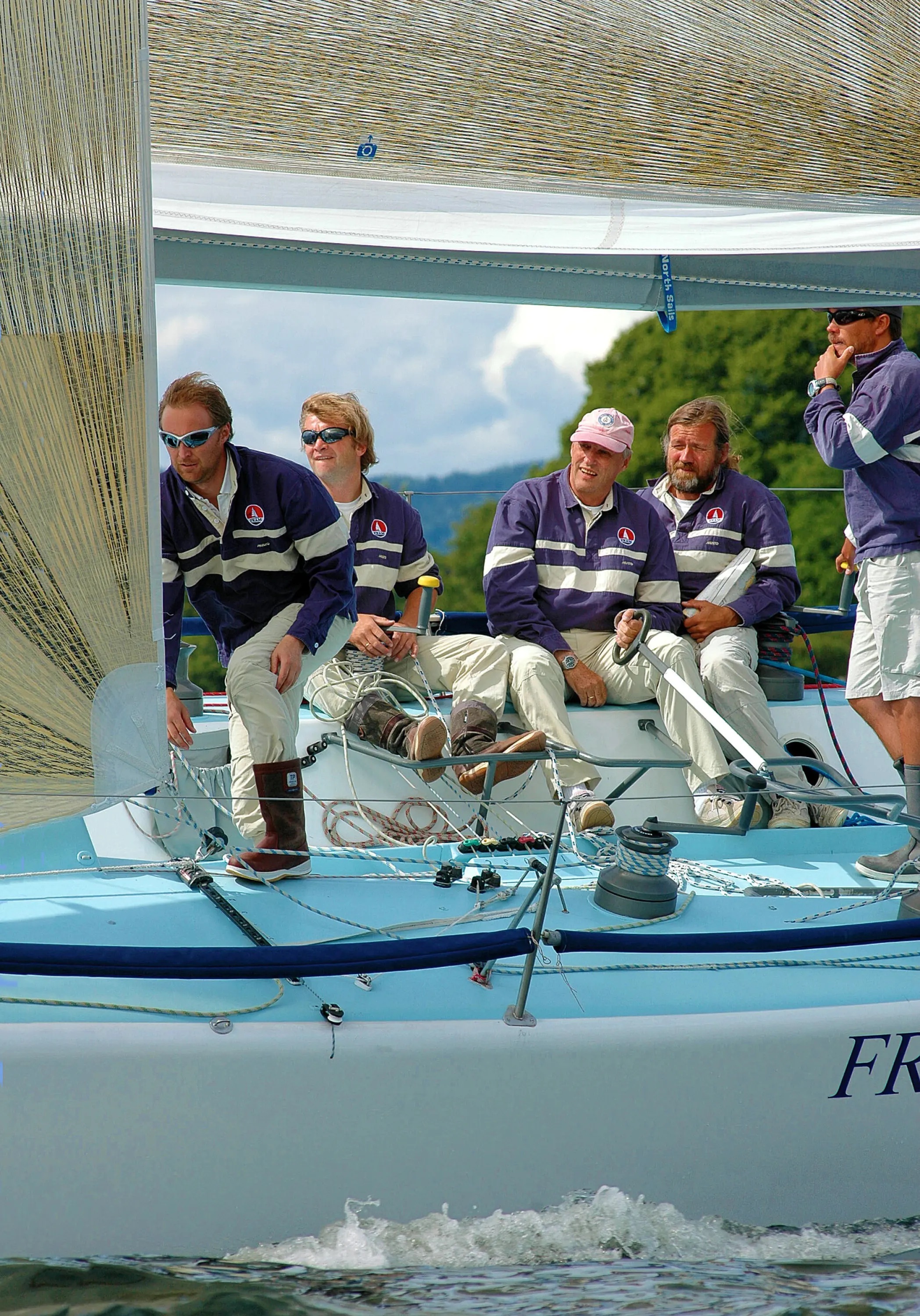 THE FARMER VOYAGE: King Harald at the helm of the ILC 40 in the early 2000s. Here with Lars Erik Heibek, Thomas Nilsson, Kjell Myran and Kristoffer Spone.