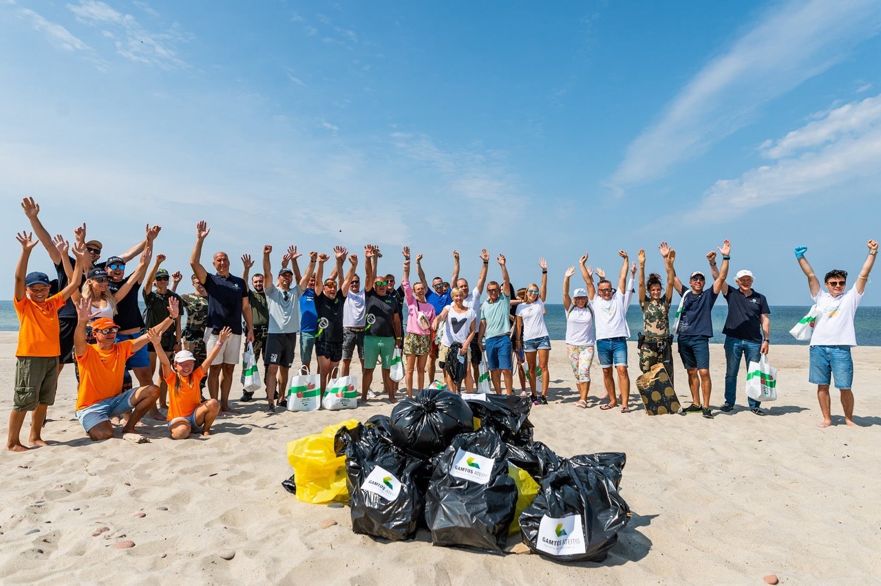 Beach Cleanup © Domas Rimeika