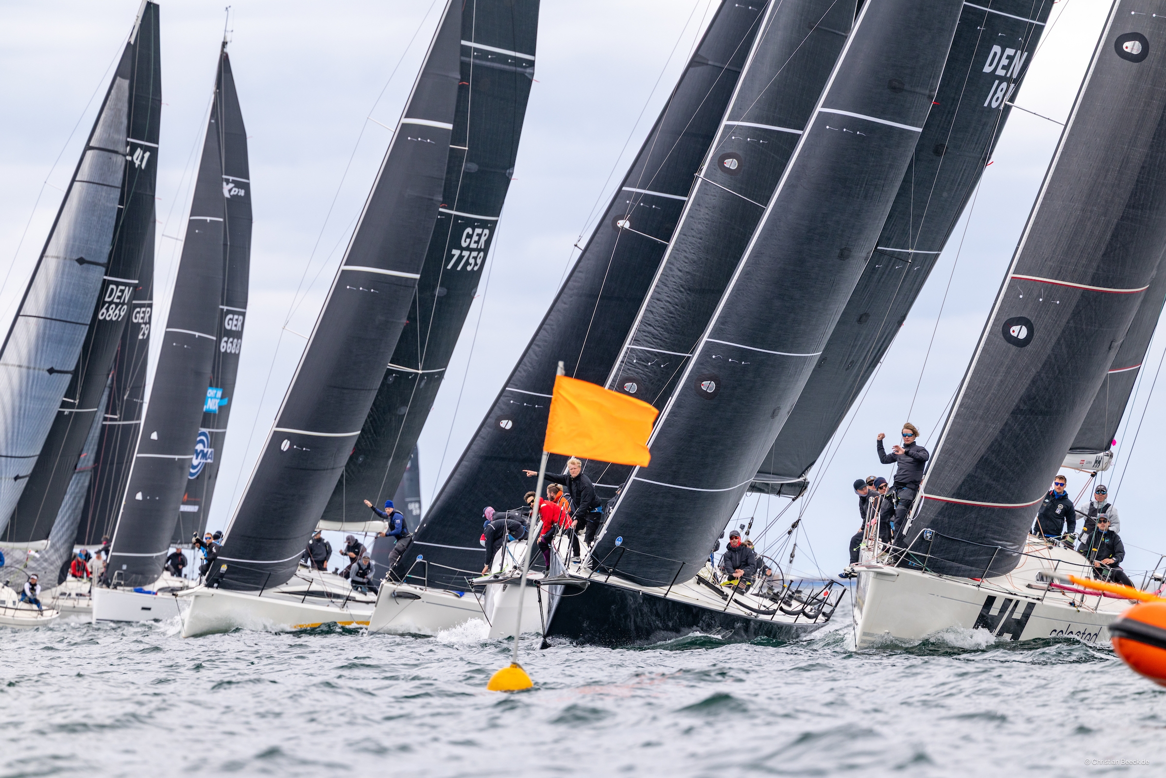 Erik Stannow’s X-41 DIXI 4 on the right